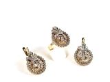 trois bijoux en or et diamants posés sur un fond blanc