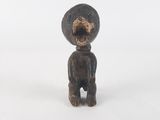 une petite figurine représentant un ours coiffé d'un chapeau