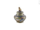 un petit vase surmonté d'un oiseau