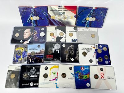 tout un tas de pièces et de cartes différentes sur la table