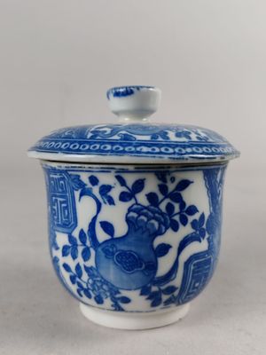 un bol bleu et blanc avec un couvercle sur une table