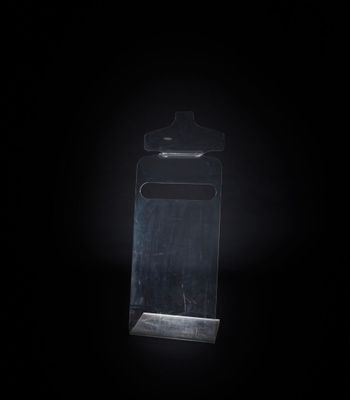 une image représentant un couteau posé sur une planche à découper dans l'obscurité