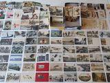 une grande collection de cartes postales anciennes posée sur une table