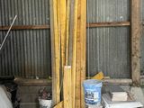 un tas de bois dans un garage, avec des cartons par terre