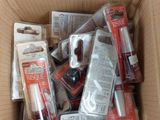 une boîte en carton remplie de brosses à dents et de dentifrice