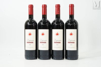 trois bouteilles de vin rouge sont alignées sur une surface blanche