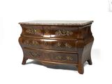 une commode en bois avec dessus en marbre