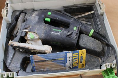 une boîte contenant des outils posée sur une table