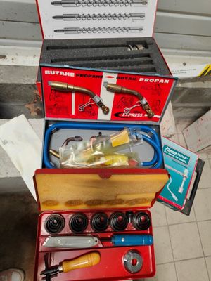 une boîte d'outils posée sur le sol à côté d'une boîte d'outils