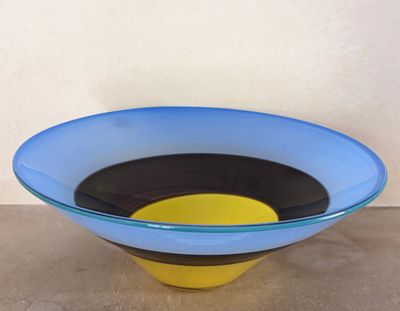 un bol bleu et jaune posé sur une table