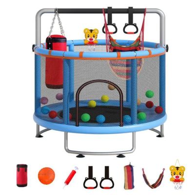 une image représentant un coin jeux avec des jouets et des accessoires