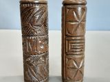 deux vases posés sur une table