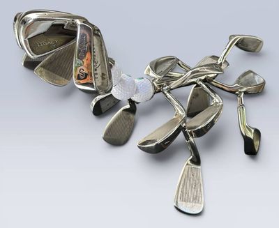un collier en argent orné d'un ensemble de clubs de golf