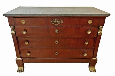 une commode en bois avec un plateau en marbre