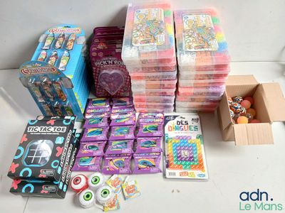 beaucoup de jouets posés sur le sol