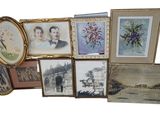 beaucoup de photos accrochées au mur