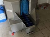 une photo d'une machine de nettoyage professionnelle dans une salle de bains