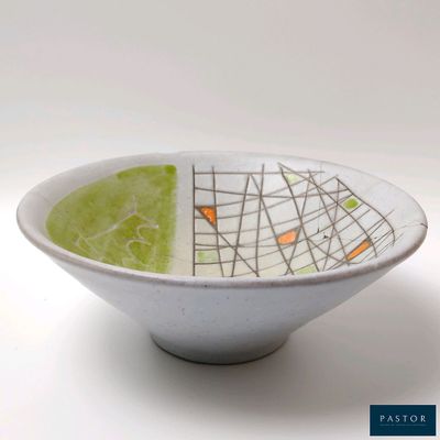 un bol blanc orné d'un motif vert et orange