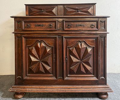 une armoire en bois surmontée d'une horloge