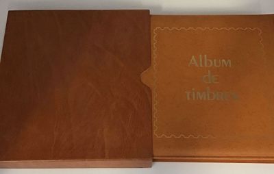 un album de l'époque ; un livre est ouvert sur une page blanche