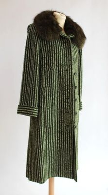 une photo d'un manteau vert à col de fourrure sur un mannequin