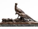 statue représentant un faisan et ses poussins, posée sur un socle en marbre