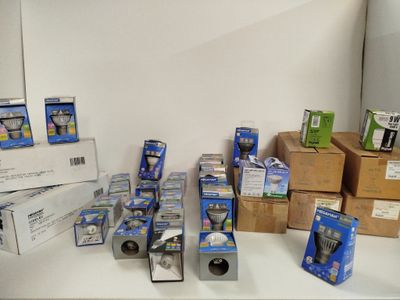 de nombreux appareils électroniques de toutes sortes posés sur une table