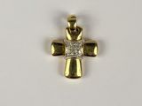 un pendentif en forme de croix en or jaune, orné d'un diamant serti au centre