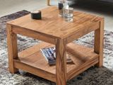 un gros plan d'une table en bois sur laquelle se trouve un magazine