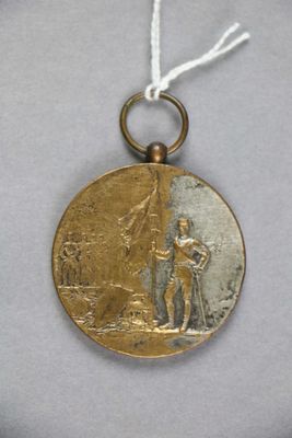 une image représentant une médaille d'or suspendue à un cordon blanc