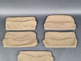 quatre morceaux de daim beige sont présentés sur un fond gris