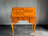 un petit bureau en bois surmonté d'un tiroir