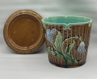 une tasse marron et bleue posée à côté d'un bol marron et blanc
