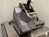 une machine posée sur une table