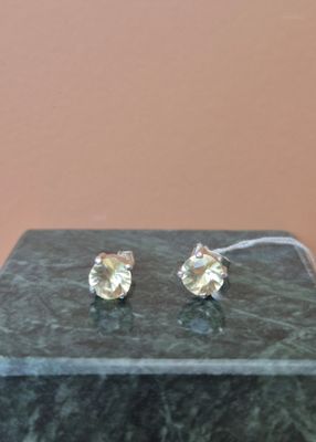 boucles d'oreilles à tige plaquées argent, ornées de cristaux transparents sur un fond marbré