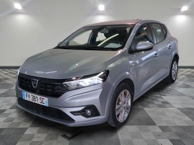 la voiture argentée est garée dans le garage sur un sol en damier