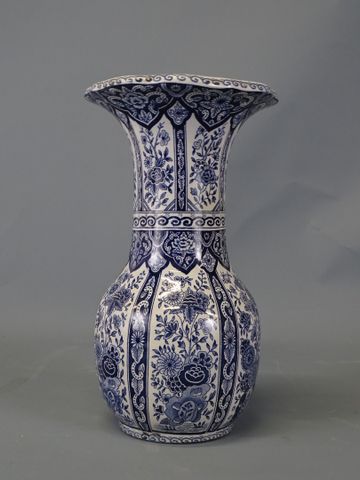 DELFT - Vase balustre en faïence de Delft à décor en camaïeu bleu...