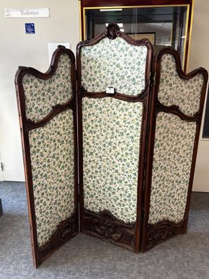un paravent orné d'un motif floral