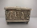 une boîte ancienne en argent représentant un homme et une femme dans un jardin