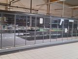 une photo d'une grande vitrine dans un magasin