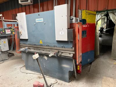 une grande machine installée dans un bâtiment