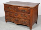 une commode en bois avec de nombreux tiroirs