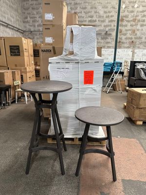 deux tabourets et une table dans un entrepôt