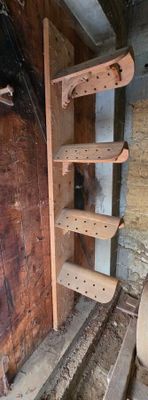 une étagère en bois située à côté des toilettes dans une pièce