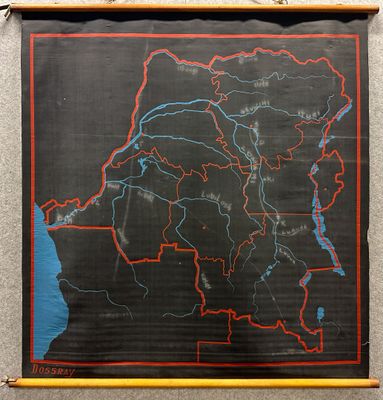 une carte noire et rouge accrochée au mur