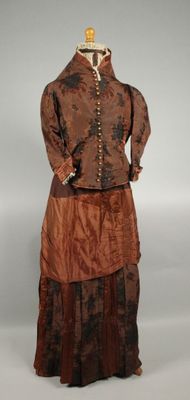 une robe marron d'une femme sur un mannequin