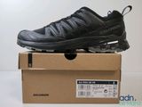 un gros plan sur une paire de chaussures noires posées sur une boîte