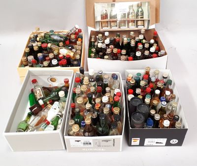 plusieurs bouteilles d'alcool dans une boîte posée sur la table