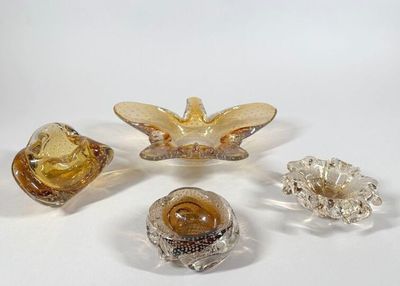 quatre morceaux de verre posés les uns à côté des autres sur une table