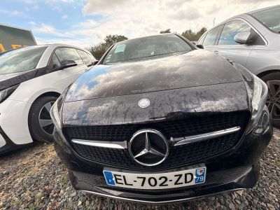 deux voitures garées l'une à côté de l'autre dans un parking